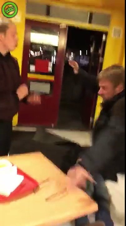 Instant Karma pour deux clients ivres dans un Doner King