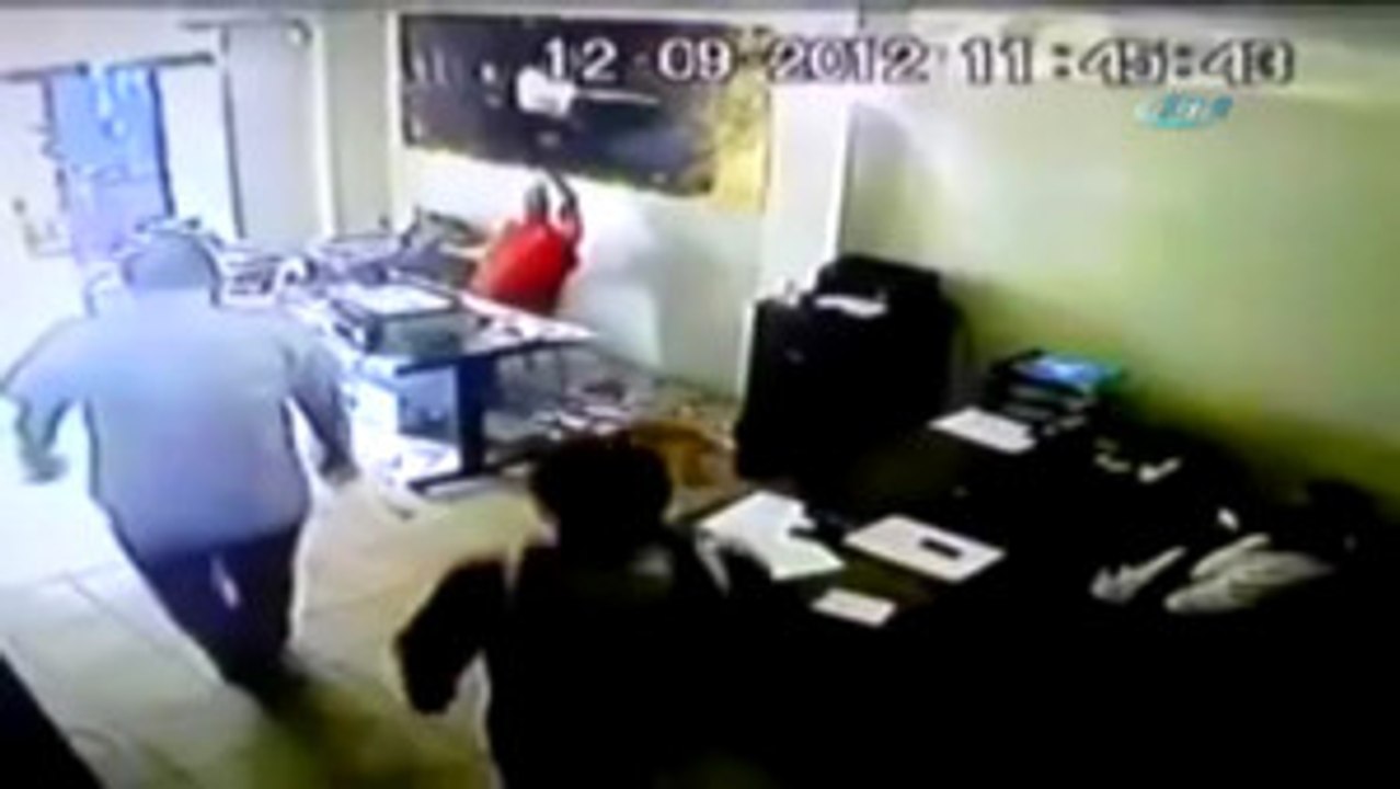 Dev Ayna Kafasına Düştü: O Anlar Kamerada