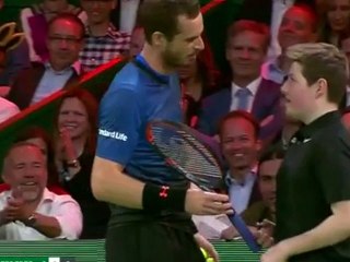 Le joueur Andy Murray laisse un jeune ramasseur de balles servir à sa place !