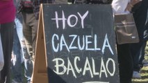 Uruguayos se vuelcan por el pescado al puerto del Buceo en Viernes Santo