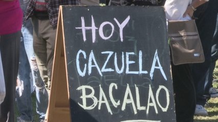 Uruguayos se vuelcan por el pescado al puerto del Buceo en Viernes Santo