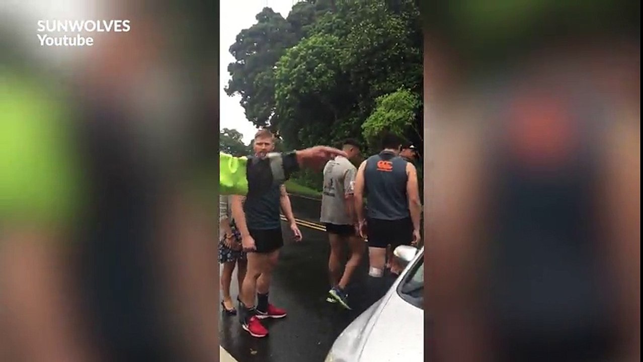 Incroyable ces rugbymen déplacent une voiture à mains nues !