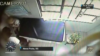 Funcionária de creche é flagrada agredindo criança de quase 3 anos