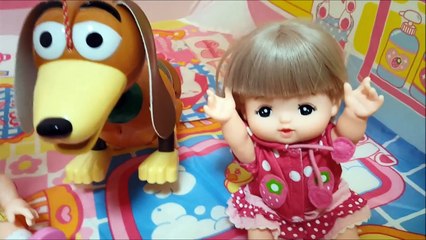 トイ・ストーリーのスリンキーがやってきた！ポテトヘッド君の顔をめちゃくちゃにしちゃったよ！ ❤ 人形 ごっこ 遊び 動画 トイキッズ 子供向け おもちゃ アニメ キッズ