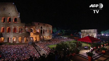 Papa Francisco reza por sangre de inocentes en Via Crucis