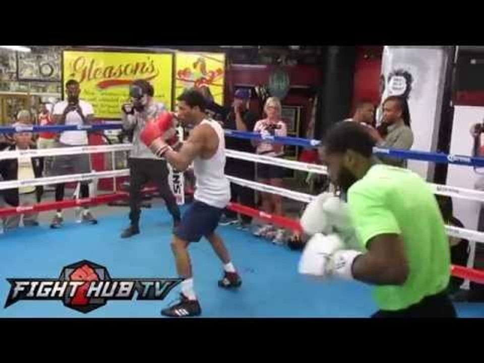 Lamont Peterson vs. Edgar Santana- Peterson mitt workout video