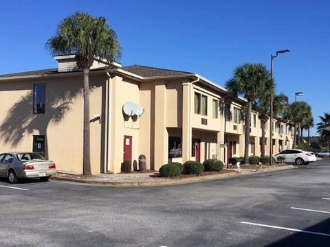 Guest Cottage & Suites