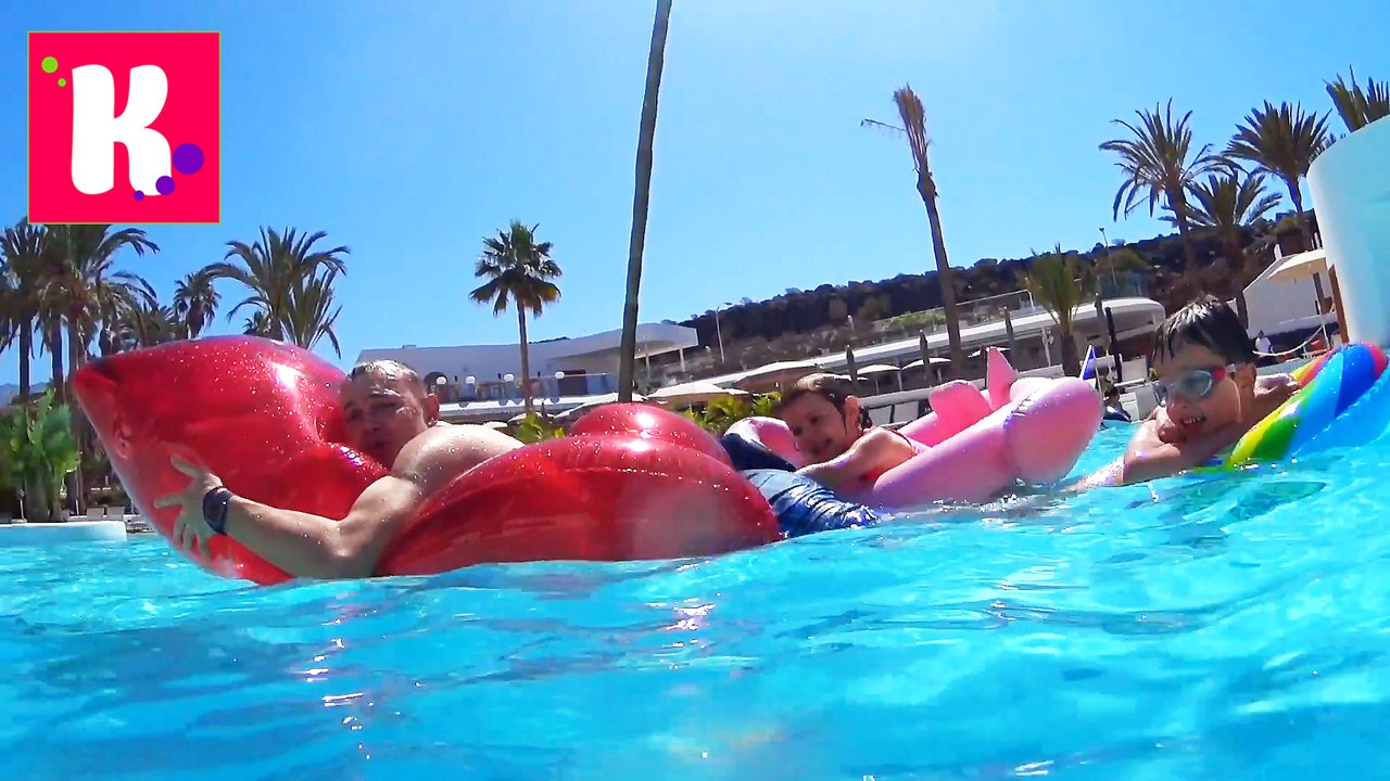 ВЛОГ Гигантский желейный медведь в бассейне Акула укусила