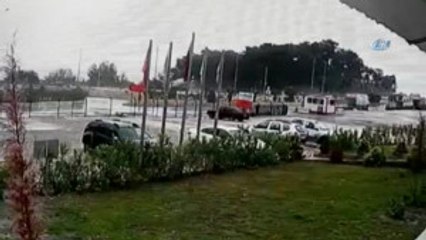 Antalya'da Mikser Kazası... Savrulan Mikserin Şarampole Yuvarlanması Güvenlik Kamerasında