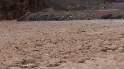 Hakkari'de Sel ve Heyelan Yolları Kapattı