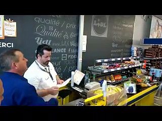 Face-à-face entre un producteur d'oignon et un directeur de supermarché à Auxonne