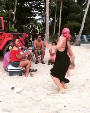 Ο ξέφρενος χορός της Ελεονώρας Μελέτη στον Άγιο Δομίνικο