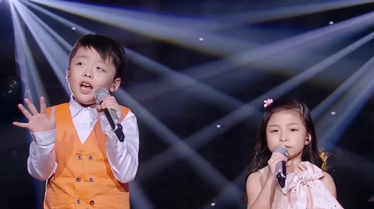Tam Bu Erkek Çocuğu İçin 'Çok İyi Söylüyor' Diyorduk Ki Kız Kardeşi Şarkıya Girdi