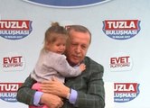 Erdoğan Miting Alanında Sıkışan Kız Çocuğunu Sahneye Aldı: Gel Kuzum Gel