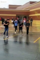 Bazıları yağmurun tadını çıkarır