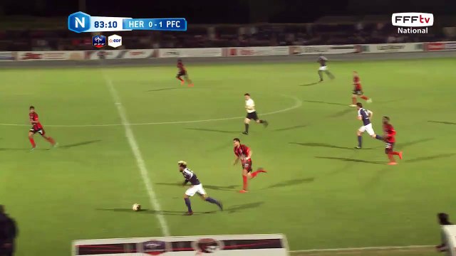 La frappe qui passe juste à côté du poteau