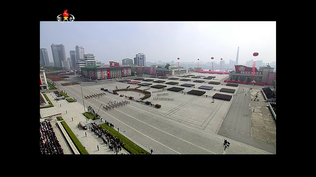 Pyongyang : Kim Jong-Un préside un défilé militaire