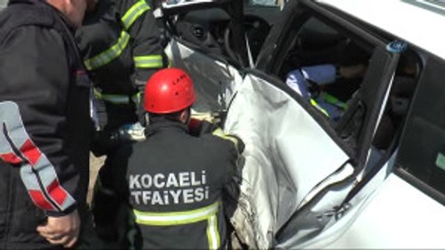 Kaza Sonrası Sıkıştığı Yerden Kapı Kesilerek Çıkarılabildi