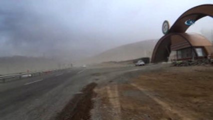 Iğdır'da Şiddetli Rüzgar Çatıları Uçurdu