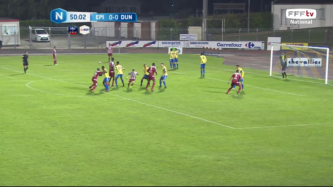 Coup franc frappé fort devant le but par Fachan, mais bien dégagé par la défense