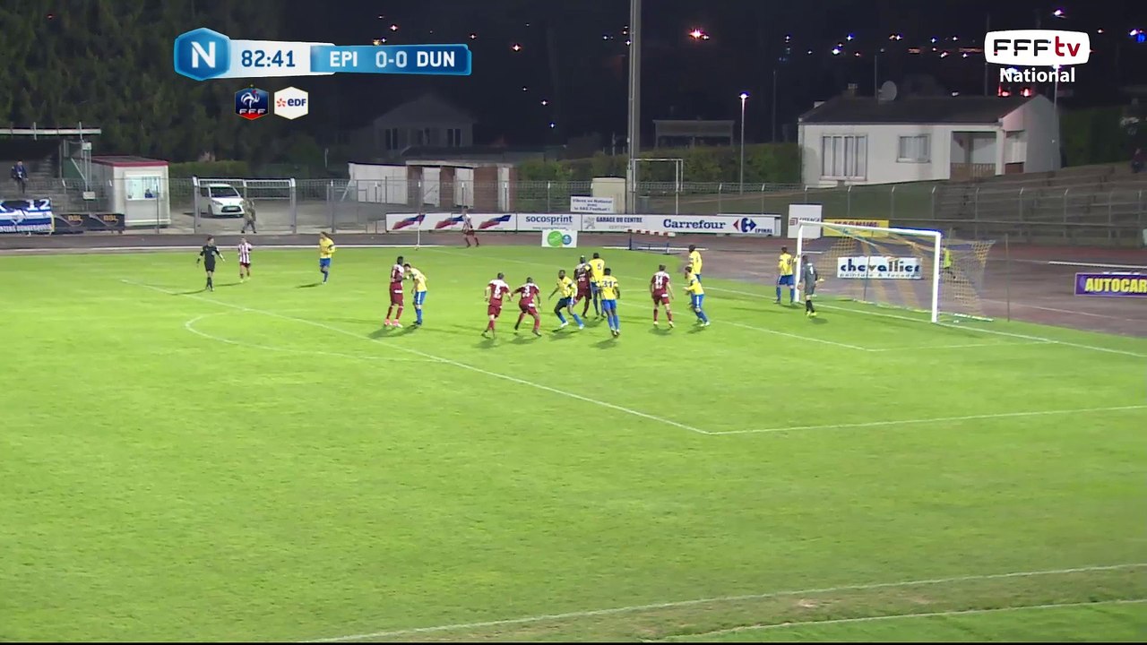 Corner bien tiré repris de la tête, mais le ballon passe loin du cadre