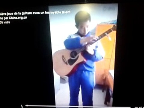Un élève joue de la guitare avec un incroyable talent