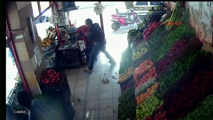 Tüfekli saldırgana domatesle karşılık verdi