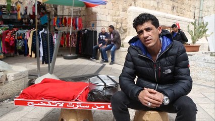 البيتوني.. بائع متجول يجد الراحة والرزق بالقدس القديمة