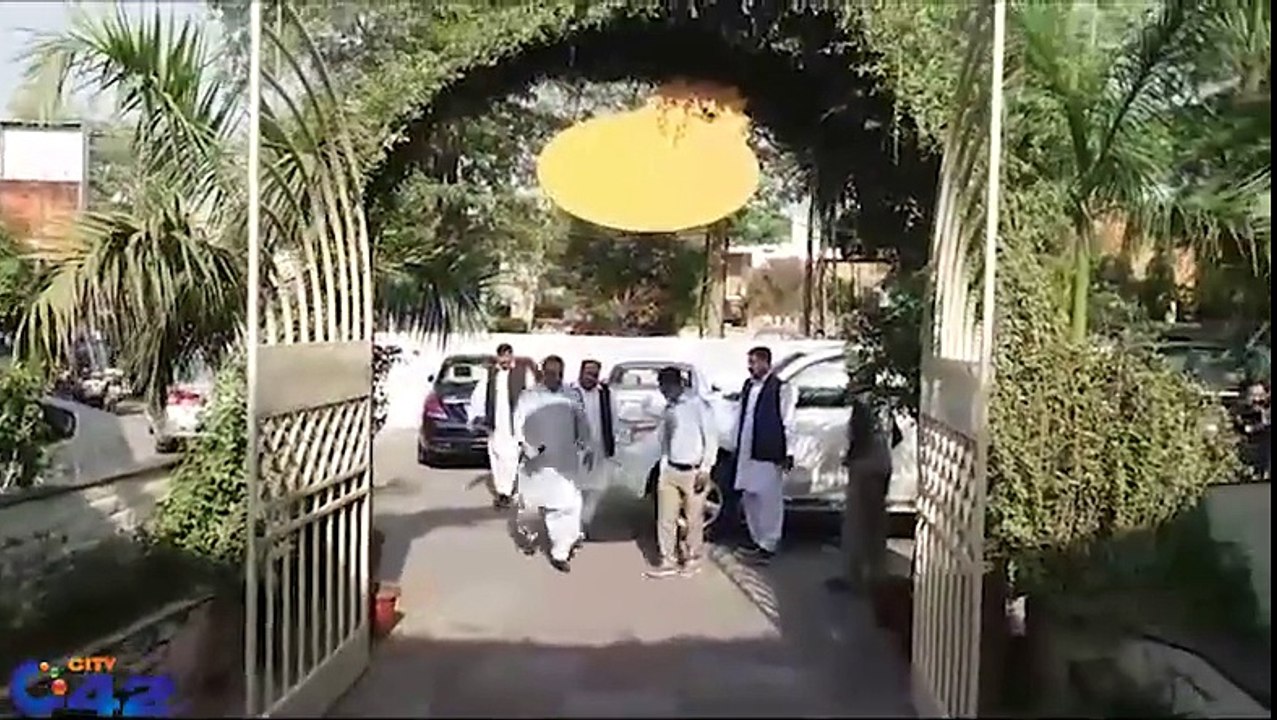 See What Happened When Imran Khan Arrived At Cafe