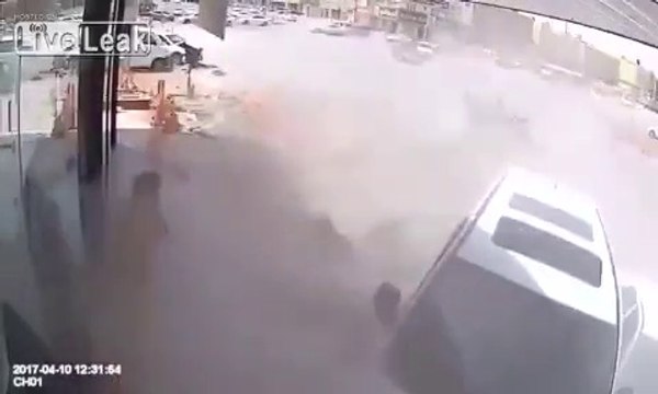 Une chauffard fonce dans un chantier de construction