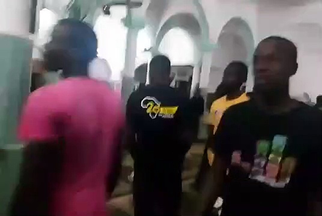 Bagarre dans une Mosquée pour savoir qui va … R...