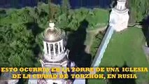 Graban A Una  pareja Haciendo Esto en la torre de una iglesia