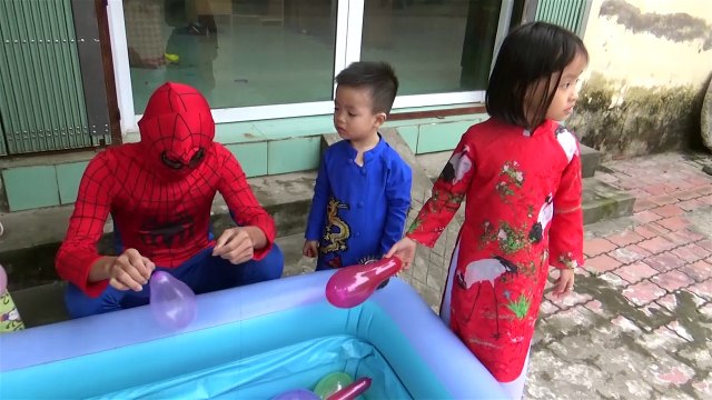balloons for children - children up spiderman learn English with colorful balloons