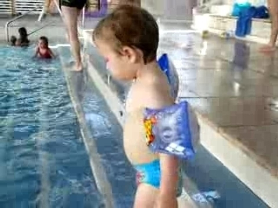 Léo à la piscine