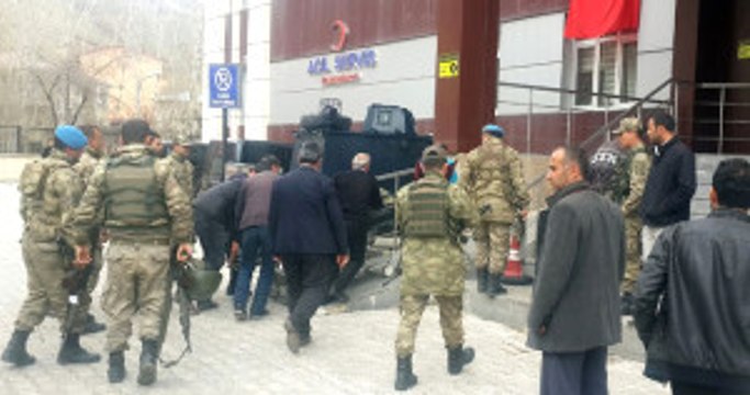 Van'da Zırhlı Aracın Geçişi Sırasında Patlama: 1 Asker Yaralandı
