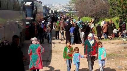 الآلاف ينتظرون منذ ساعات قرب حلب بعد إجلائهم من بلداتهم المحاصرة