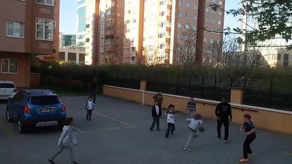 Fenerbahçeli Jeremain Lens, çocuklarla mahalle maçında