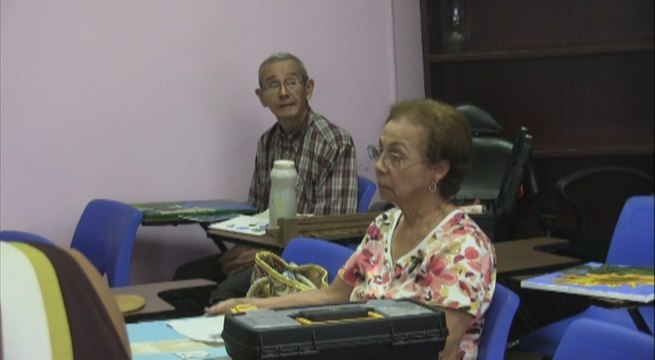 Adultos mayores interactúan con jóvenes y reciben cursos en Universidad panameña
