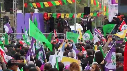 HDP'NİN DİYARBAKIR'DA YAPTIĞI FİNAL MİTİNGİNE MİLYONLAR AKIN ETTİ.