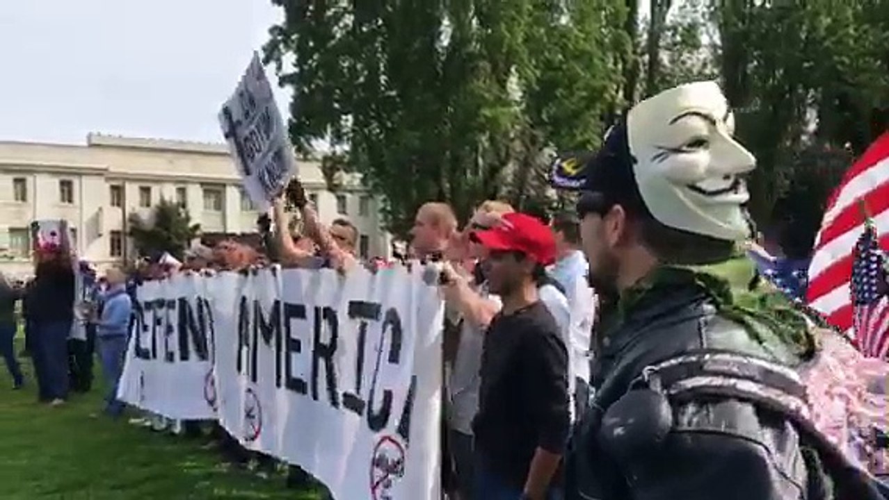 Hundreds of Trump supporters and counter-protesters face off at Berkeley rally - LA Times