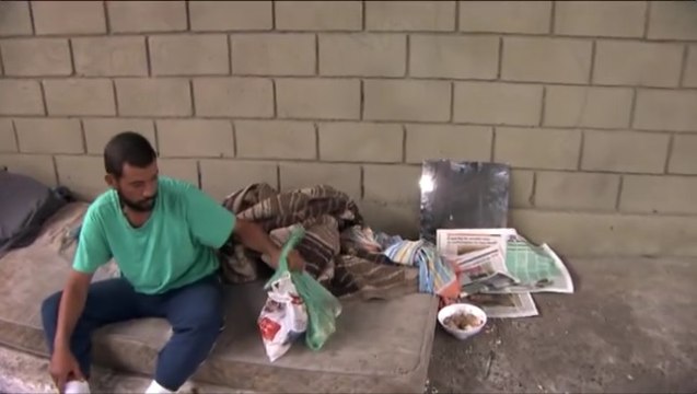 MORADORES DE RUA ACUSAM PREFEITURA DE SP DE RECOLHER DOCUMENTOS E OBJETOS PESSOAIS