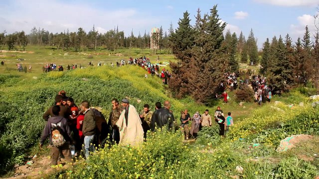 Atentado contra retirada de civis mata mais de 40 na Síria