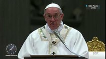 Papa Francisco e milhares de fiéis lembram a morte de Jesus