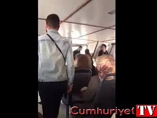 İzmir Marşına tepki gösteren adama tüm vapur marş söyleyerek yanıt verdi