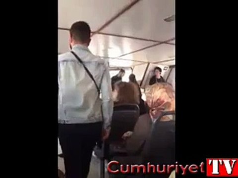 İzmir Marşına tepki gösteren adama tüm vapur marş söyleyerek yanıt verdi