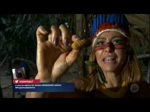 Sabrina experimenta comidas exóticas preparadas pelos índios
