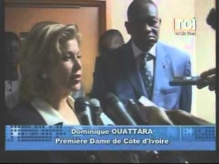 Mme Dominique Ouattara et M. Zadi kessi aux côtés des blessés de l'accicent du Bus de la SOTRA