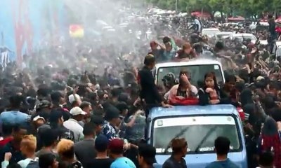 Festival Thingyan Warga Saling Siram Air