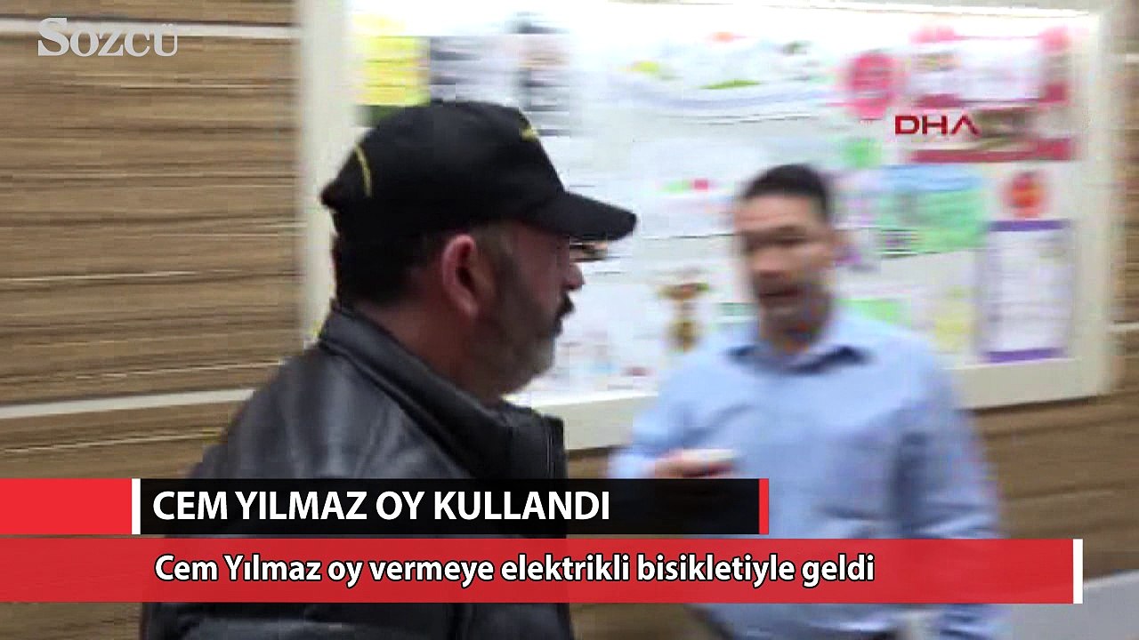 Cem YIlmaz oy kullanmaya elektrikli bisikletiyle geldi