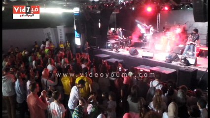 بالفيديو.. كايروكى يغنى "غريب فى بلاد غريبة" لايف